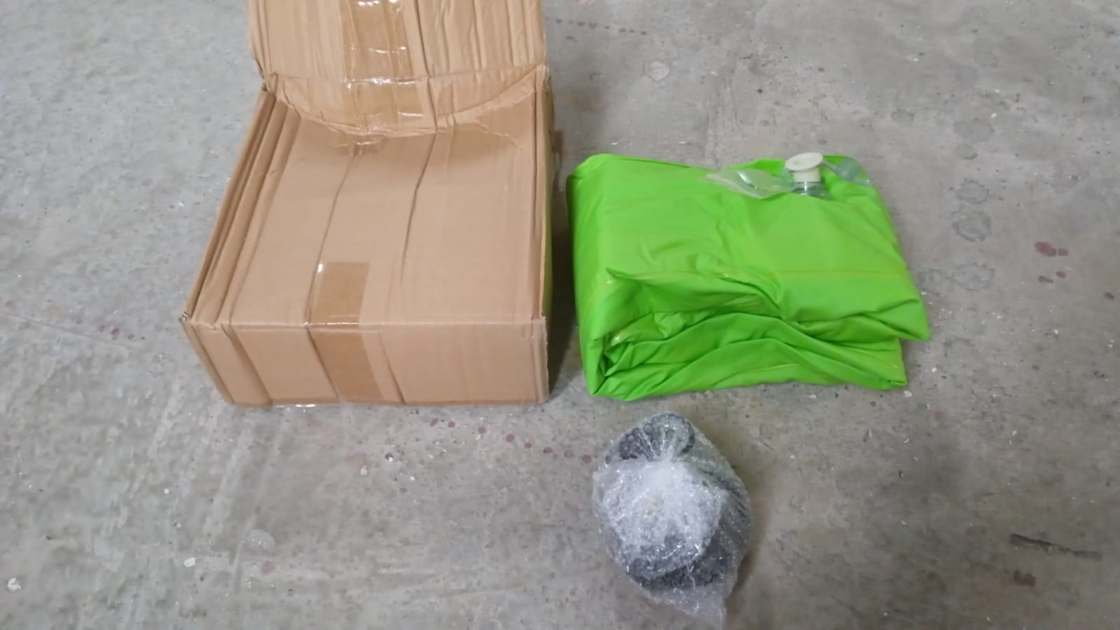 Portable inflatable camping bed, includes pump and pillows Portable inflatable camping bed, includes pump and pillows